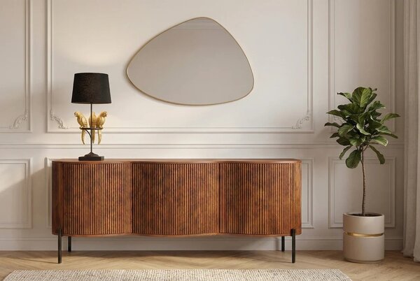 Art deco hnedý trojdverový príborník Allegra z mangového dreva s dekoratívnymi lamelami s čiernymi kovovými nožičkami 177 cm