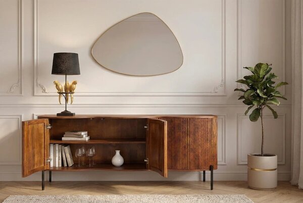 Art deco hnedý trojdverový príborník Allegra z mangového dreva s dekoratívnymi lamelami s čiernymi kovovými nožičkami 177 cm