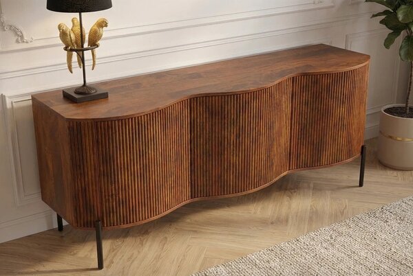 Art deco hnedý trojdverový príborník Allegra z mangového dreva s dekoratívnymi lamelami s čiernymi kovovými nožičkami 177 cm