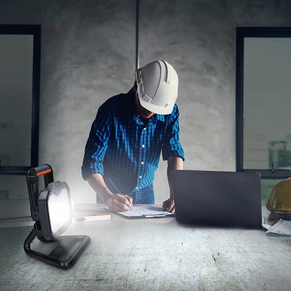 SOLIGHT LED reflektor 20W, prenosný, nabíjací, 2000lm, oranžovo-čierny