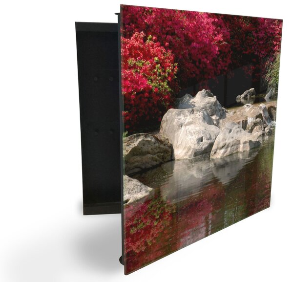 Glasdekor skrinka na kľúče - kríky s červenými kvetmi nad riekou s kameňmi - Ľavé / Biela