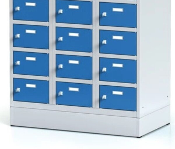 Šatníková skrinka S6 na sokli s úložnými boxami, 30 boxov, 1920 x 900 x 500 mm, otočný zámok, sivé dvere