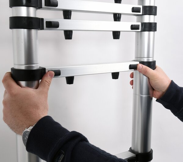 VOREL Teleskopický rebrík s 13 priečkami, dĺžka 3,8 m, nosnosť 150 kg