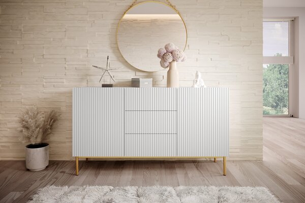 Biela komoda Nicole 150 cm so zásuvkami a ryhovaným čelom - matná biela / zlaté nohy