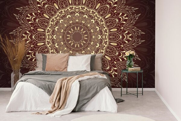 Tapeta zlatá Mandala na bordovom pozadí