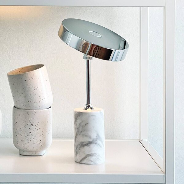 Dyberg Larsen stolová LED lampa Starlight, chróm/biela, Chrómová / strieborná, Obývacia izba / jedáleň, kov, Dizajn, Stojacie svietidlo
