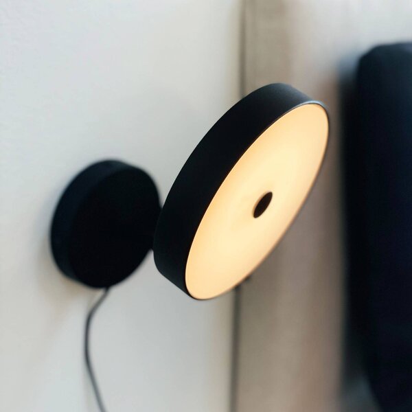 Dyberg Larsen LED nástenné svetlo Starlight, čierna, Ø14 cm, stmievateľné., Čierna, Obývacia izba / jedáleň, kov, Dizajn