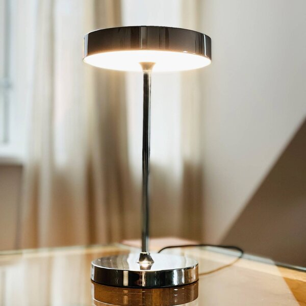 Dyberg Larsen stolová LED lampa Starlight, chróm, výška 26 cm, Chrómová / strieborná, Obývacia izba / jedáleň, kov, Dizajn, Stojacie svietidlo