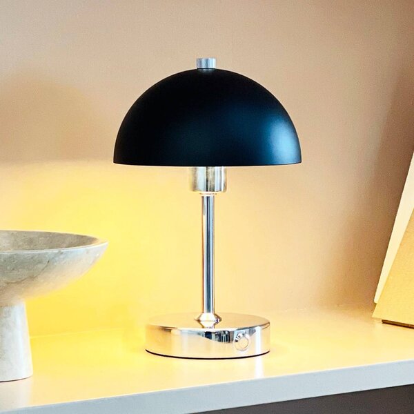 Dyberg Larsen Stolová LED lampa Malmö, výška 23 cm, kov, Chrómová / strieborná, Obývacia izba / jedáleň, kov, Dizajn, Stojacie svietidlo