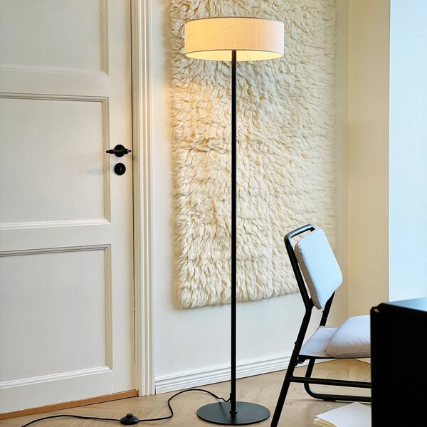 Dyberg Larsen stojaca lampa Calix, čierna/prírodná farba, 150 cm, Čierna, Obývacia izba / jedáleň, kov, Dizajn, Stojaca lampa