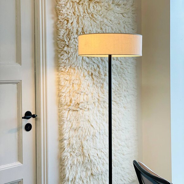 Dyberg Larsen stojaca lampa Calix, čierna/prírodná farba, 150 cm, Čierna, Obývacia izba / jedáleň, kov, Dizajn, Stojaca lampa