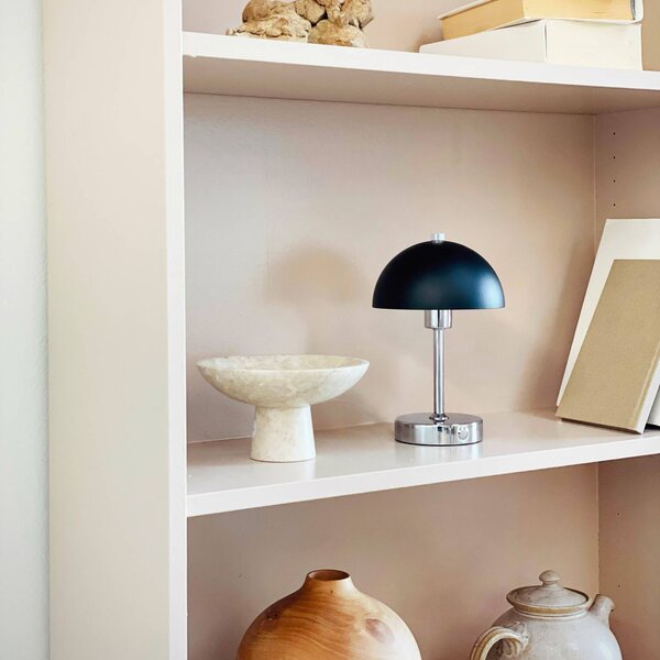 Dyberg Larsen Stolová LED lampa Malmö, výška 23 cm, kov, Chrómová / strieborná, Obývacia izba / jedáleň, kov, Dizajn, Stojacie svietidlo