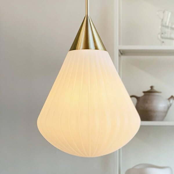 Dyberg Larsen Závesné svietidlo Ballon, Ø 33 cm biela/mosadzová farba, Biela / opálová, Obývacia izba / jedáleň, Sklo, Dizajn, Závesné svietidlo