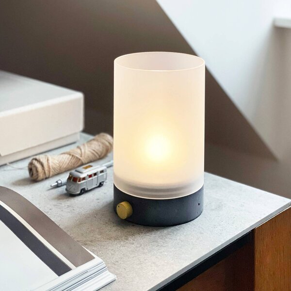 Dyberg Larsen Stolová LED lampa Cozy, výška 20,5 cm, betón, Hliník / sivá / zinok, Obývacia izba / jedáleň, Betón, Dizajn, Stojacie svietidlo