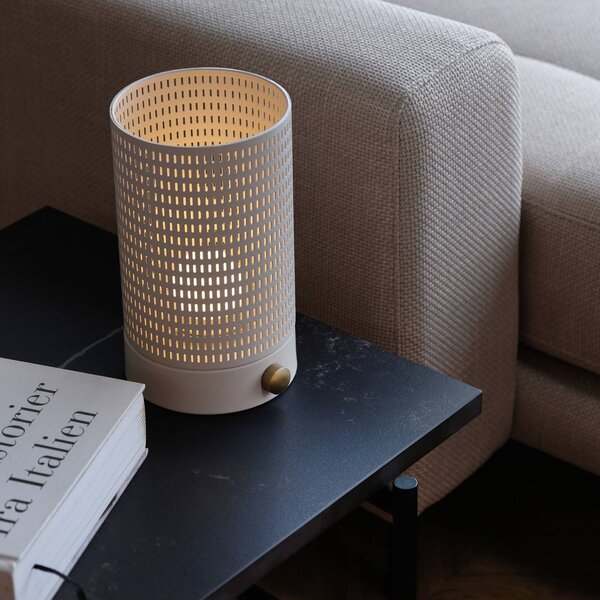 Dyberg Larsen LED stolová lampa na batérie Mesh, biela, výška 20 cm, Biela / opálová, Obývacia izba / jedáleň, kov, Dizajn, Stojacie svietidlo