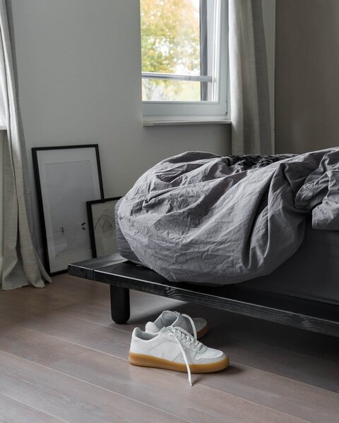 Čierna dvojlôžková posteľ z borovicového dreva s roštom 140x200 cm Peek – Karup Design