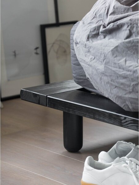 Čierna dvojlôžková posteľ z borovicového dreva s roštom 140x200 cm Peek – Karup Design