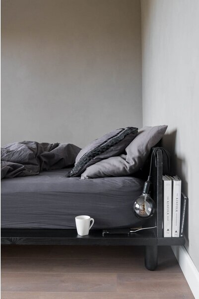 Čierna dvojlôžková posteľ z borovicového dreva s roštom 140x200 cm Peek – Karup Design