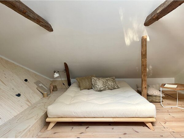 Dvojlôžková posteľ z borovicového dreva s roštom 180x200 cm Senza – Karup Design