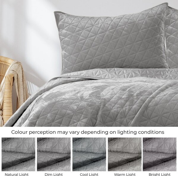 Svetlosivý zamatový prešívaný pléd 170x210 cm Laila – AmeliaHome