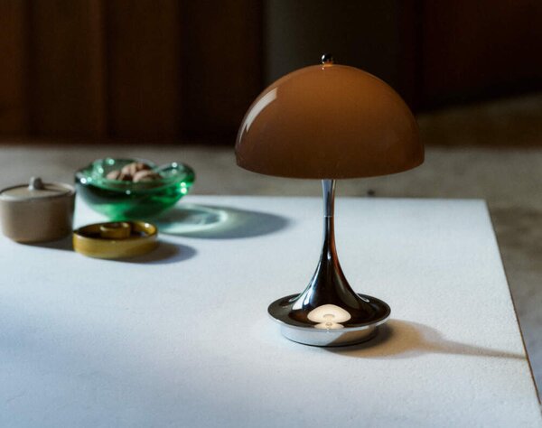 Louis Poulsen Prenosná lampa Panthella 160 V3, chrome original opal brown 5744613415