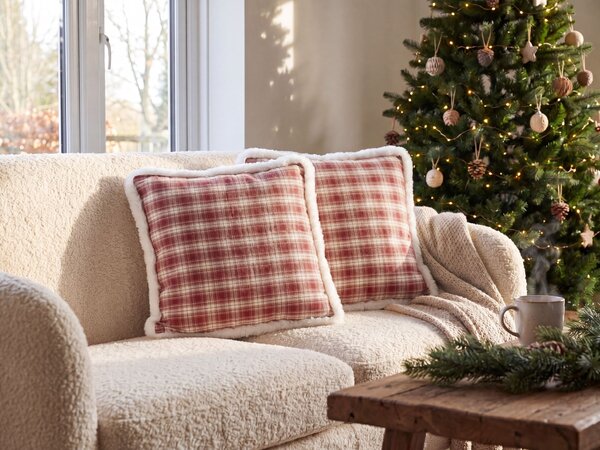 Sada 2 dekoratívnych vankúšov červená polyester tartanový kockovaný vzor vianočný motív 45 x 45 cm štvorcový tvar dekorácie doplnky