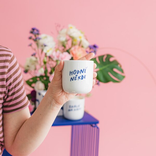 Porcelánový hrnček Hodně někde 270 ml