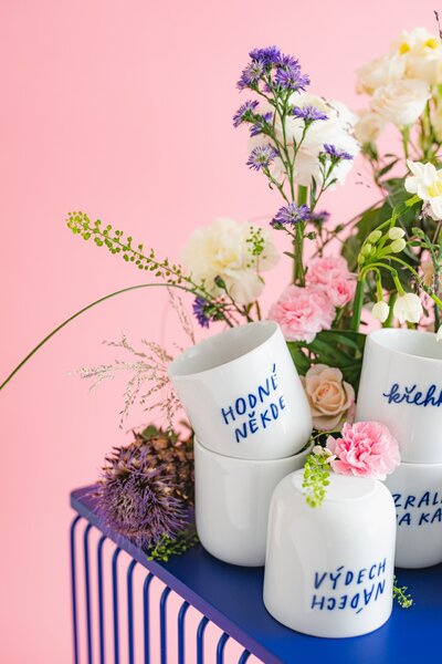 Porcelánový hrnček Hodně někde 270 ml