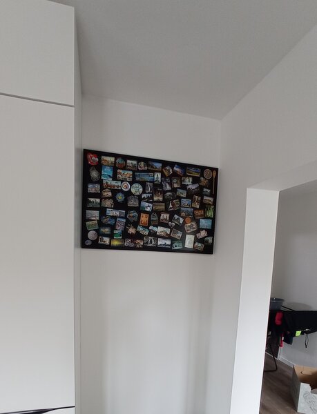 Čierna tabuľa na magnetky v drevenom čiernom ráme 60x40 cm