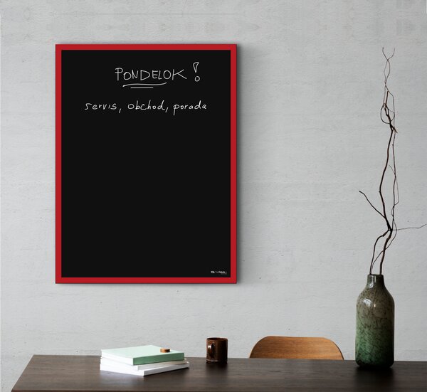 Čierna magnetická tabuľa v červenom drevenom ráme 90x60 cm