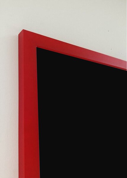Čierna magnetická tabuľa v červenom drevenom ráme 90x60 cm