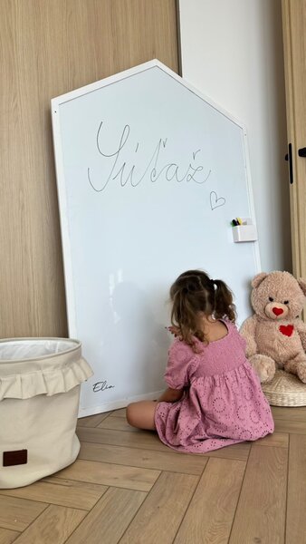 Magnetická tabuľa Domček v drevenom ráme + 7 farieb rámu