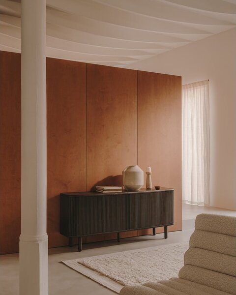 Tmavohnedá nízka komoda v dekore jaseňa s posuvnými dverami 180x75 cm Mailen – Kave Home