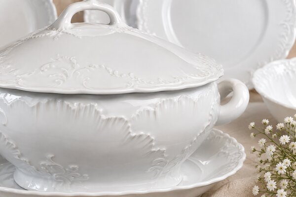 Rokoko biela porcelánová obedová súprava pre 6 osôb, 24-dielna (Elegantná biela obedová súprava Rokoko z porcelánu Ćmielów pre 6 osôb)