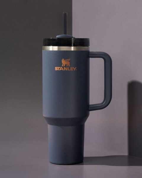 Tmavomodrá termoska so slamkou z nehrdzavejúcej ocele 1,18 l Quencher H2.0 FlowState Tumbler Twilight – Stanley