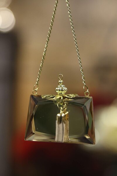 Zlatá závesná vianočná ozdoba kabelka 11cm