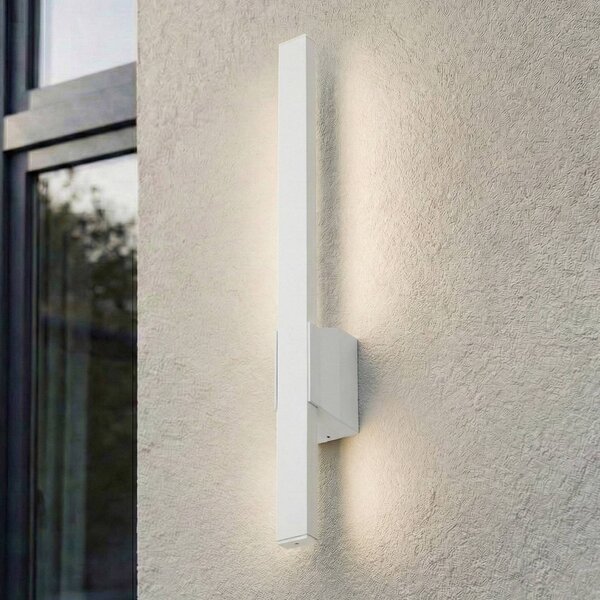 Lindby LED vonkajšie nástenné svietidlo Sakari, biele, hliník, výška 50 cm, Biela / opálová, Hliník, Moderný