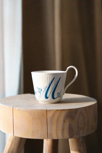 Porcelánový hrnček Alphabet 330 ml – M