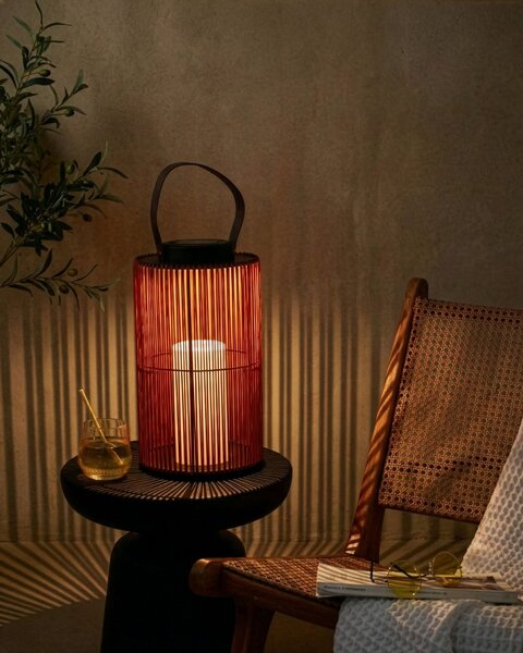 Solárny LED lampáš prírodný syntetický materiál energeticky úsporný rustikálny boho štýl