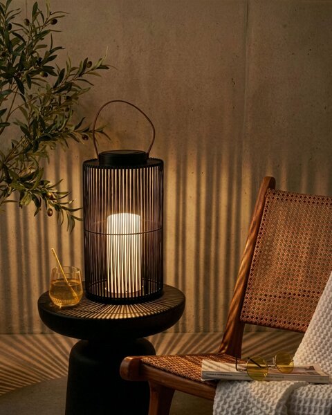 Solárny LED lampáš čierny syntetický materiál energeticky úsporný rustikálny boho štýl