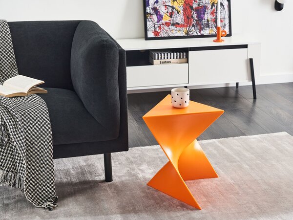 Odkladací stolík oranžový syntetický materiál trojuholníkový geometrický tvar dizajnový moderný štýl obývacia izba spálňa
