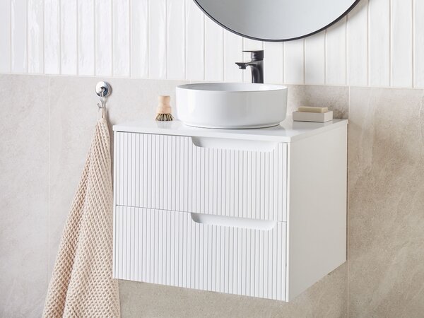 Kúpeľňová skrinka biela MDF 60 x 52 cm nástenná závesná drážkovaná predná časť úložný priestor 2 zásuvky pod umývadlo moderný štýl