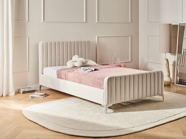 Posteľ béžové zamatové čalúnenie 120 x 200 cm prešívané čelo kovové nohy lamelový rošt moderný dizajn spálňa