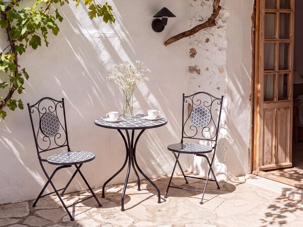 Záhradná bistro sada stola a 2 stoličiek biela a modrá železný rám keramické mozaikové sedadlá a operadlá retro štýl