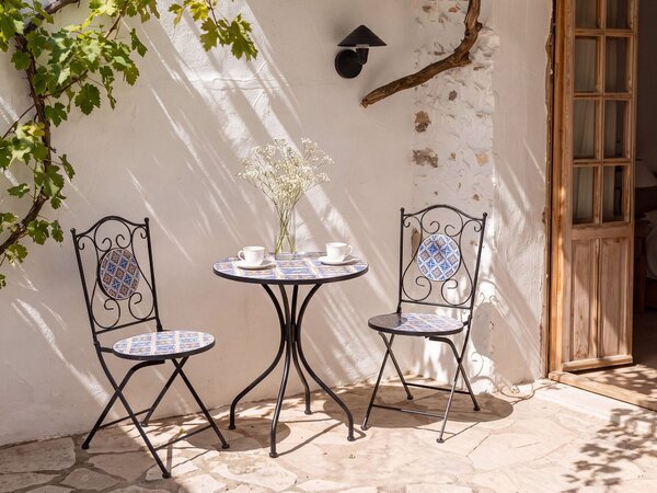 Záhradná bistro sada stola a 2 stoličiek biela a modrá železný rám keramické mozaikové sedadlá a operadlá retro štýl