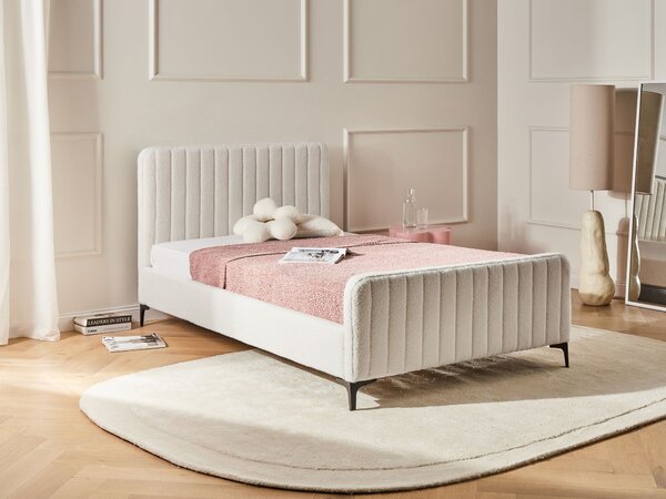 Posteľ krémová biela buklé čalúnenie 120 x 200 cm prešívané čelo kovové nohy lamelový rošt moderný dizajn spálňa