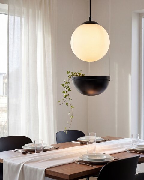 Závesná lampa čierna sklenené tienidlo guľatý tvar závesné svetlo moderný štýl