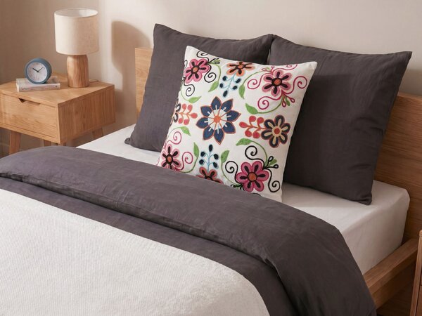 Sada 2 dekoratívnych vankúšov viacfarebná bavlnená 50 x 50 cm vyšívaný vzor kvetov ručná výroba snímateľný poťah s výplňou boho