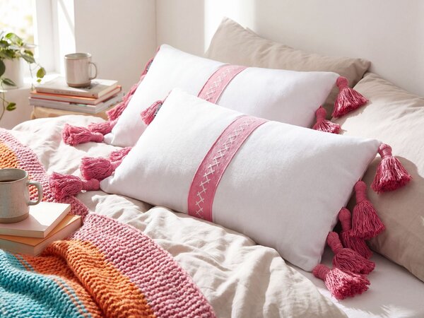 Sada 2 dekoratívnych vankúšov ružová a biela bavlna 30 x 50 cm obdĺžnikový tvar so strapcami moderný boho štýl doplnky