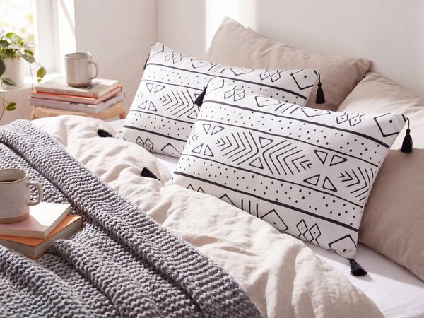 Sada 2 dekoratívnych vankúšov čierna biela zamat 30 x 50 cm geometrický vzor so strapcami obdĺžnikový tvar boho moderný štýl doplnky